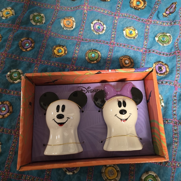 Disney Mickey and Minnie Salt and Pepper Shakers - Picture 2 of 7